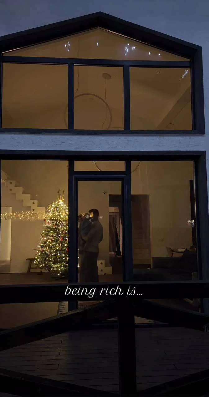 Як Дорофєєва, Усики та інші українські зірки вбрали свої ялинки